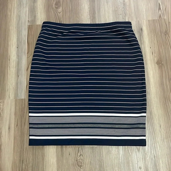 Max Studio Womens striped Skirt Size M Navy White Casual Stretch Nautical - Picture 2 of 10